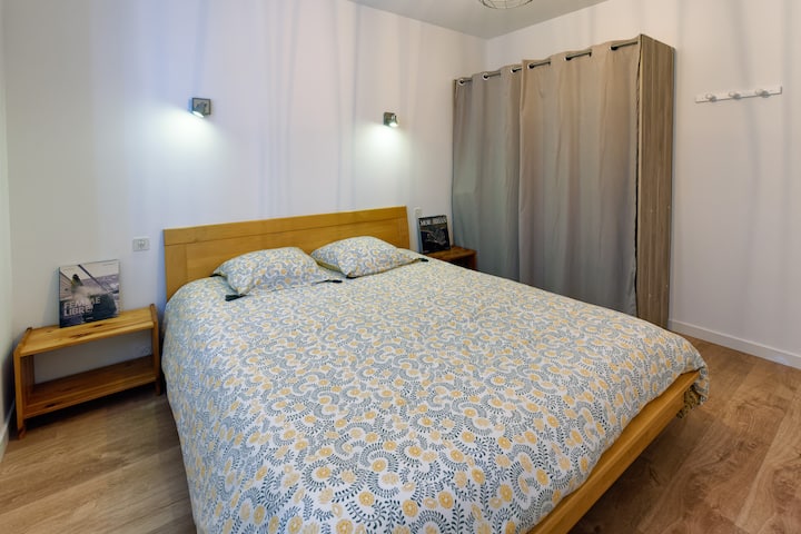 bedroom on the ground floor with a 160x200 bed facing south and overlooking the garden.