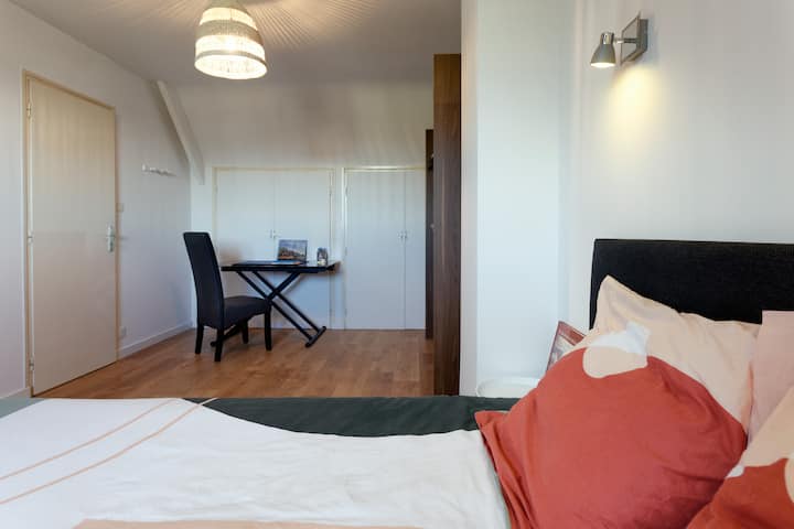 upstairs bedroom with a desk and 160x200 bed