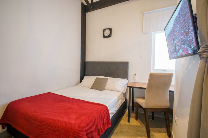 غرفة مع مكتب شقة 1