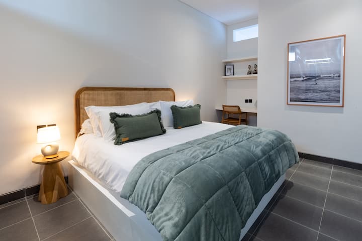 تعد غرفة النوم المريحة هذه بليالي مريحة بفراشها المريح وأجوائها اللطيفة. مثالية للاسترخاء بعد يوم حافل.