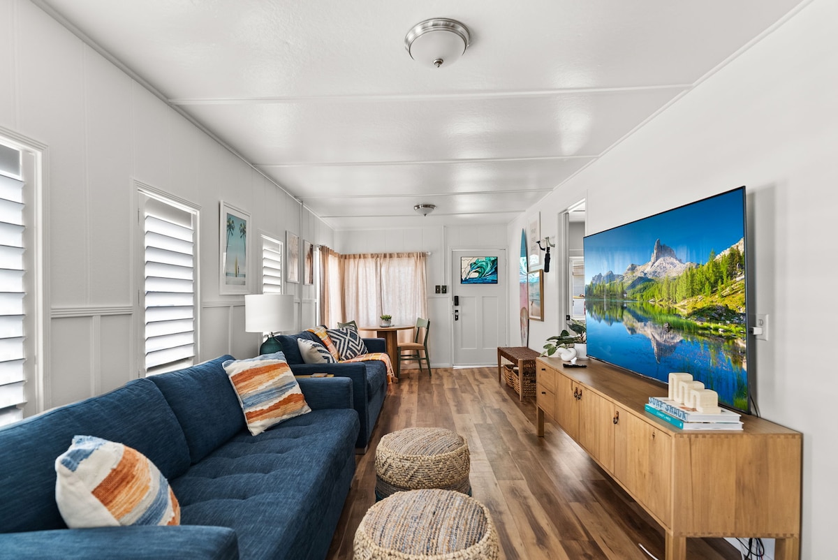 Dos sofás cama plegables, TV de pantalla plana de 75pulgadas y wifi de alta velocidad en toda la casa y el patio.  ¡Hay muchos juegos de mesa para la diversión familiar!  