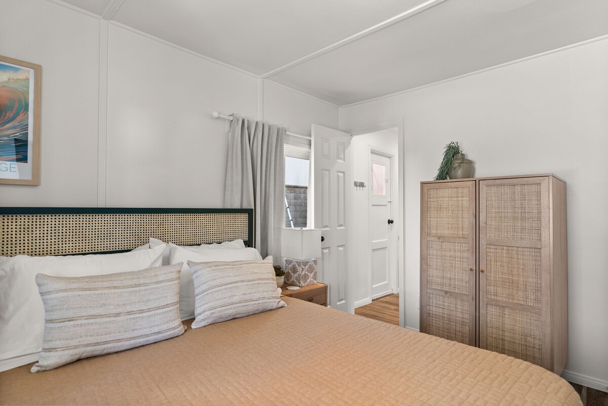 Dormitorio #1 - Cama tamaño queen, TV de pantalla plana de 45pulgadas