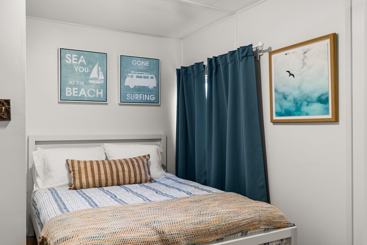 Dormitorio #2 - Cama tamaño queen y litera individual.  
TV de pantalla plana de 45 pulgadas.
Espacio de trabajo Designado 
Cómoda grande en suite con mantas, almohadas y perchas adicionales