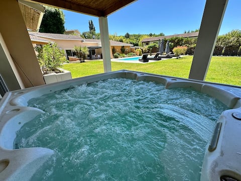 Villa with pool and spa near Bordeaux