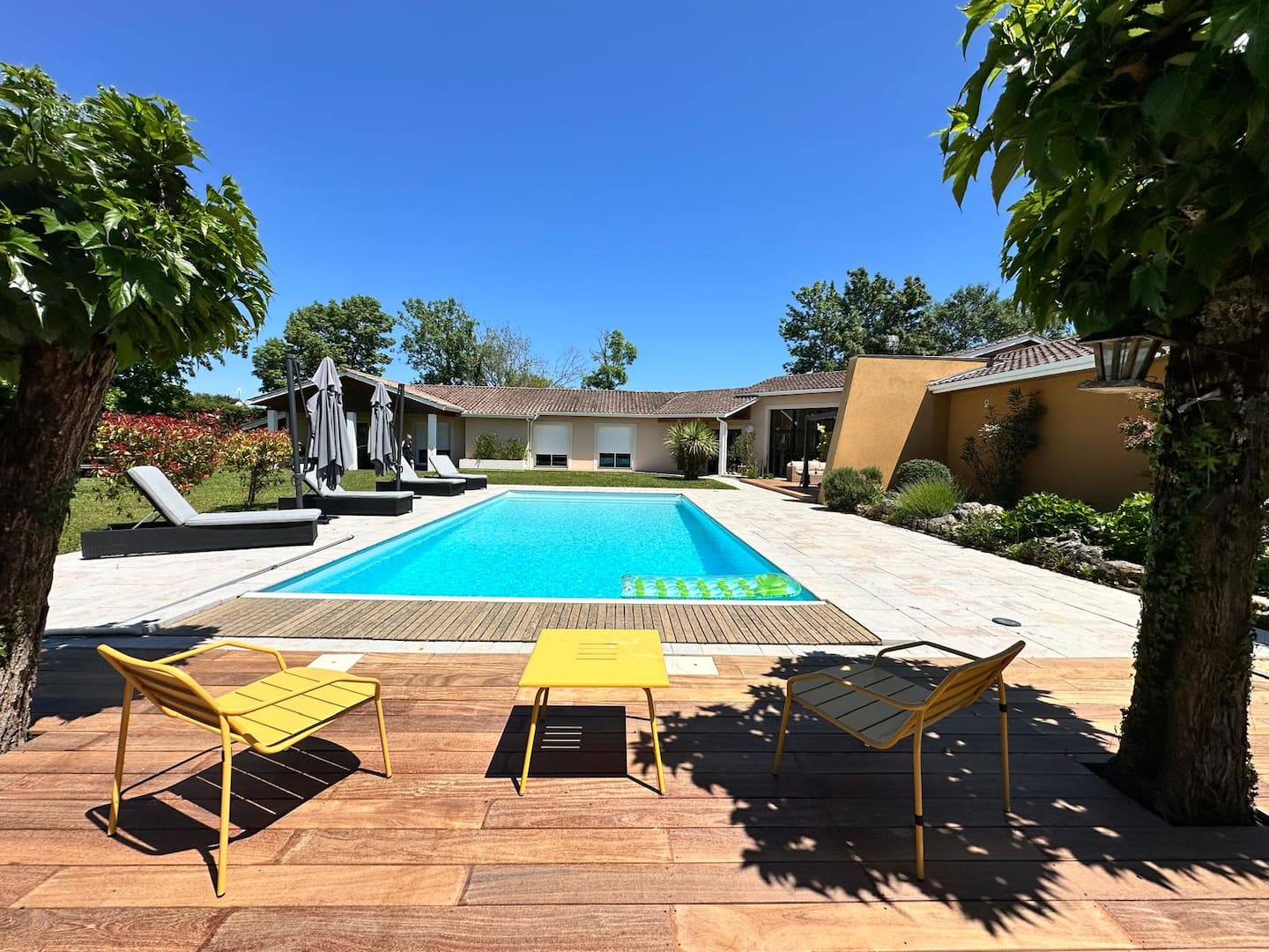 Terrasse aménagée avec coin repas