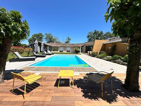 Villa with pool and spa near Bordeaux