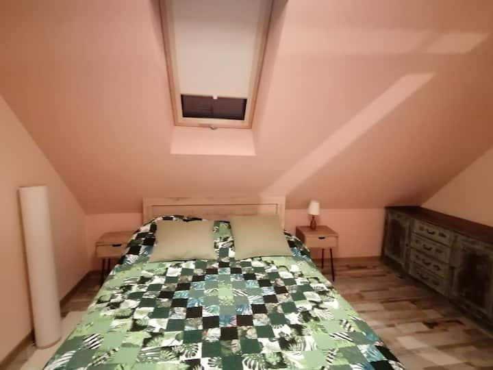 מיטה זוגית 140 ס"מ, שידה, קולבים, שולחן הלבשה, כיסא נצרים. 