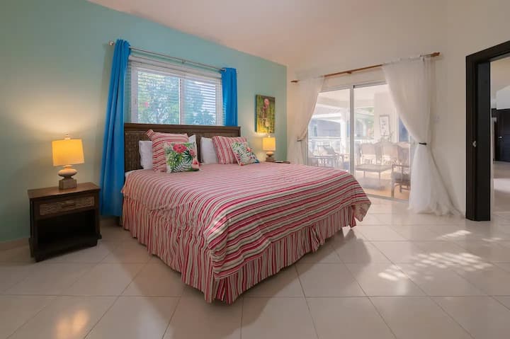 Dhoma e gjumit numër dy me një krevat të bukur dopio "king".