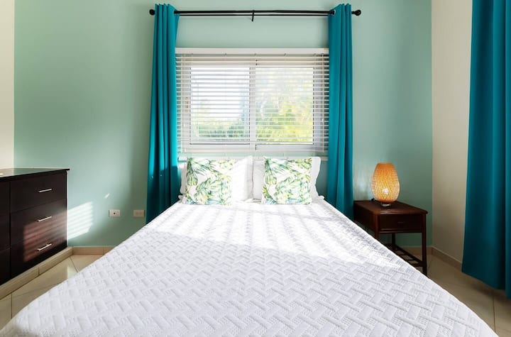 Dhoma e gjumit numër katër me një krevat dopio "queen".