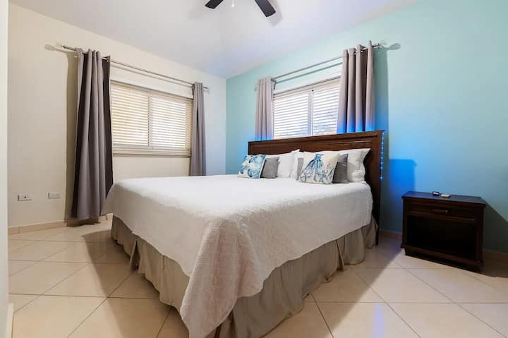 Dhomë gjumi kryesore me një krevat të bukur dopio "king".