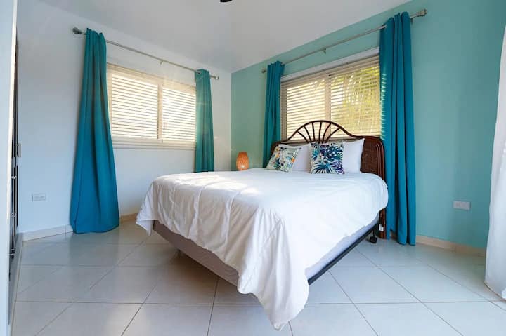 Dhoma e gjumit numër tre me një krevat të rehatshëm dopio "queen".