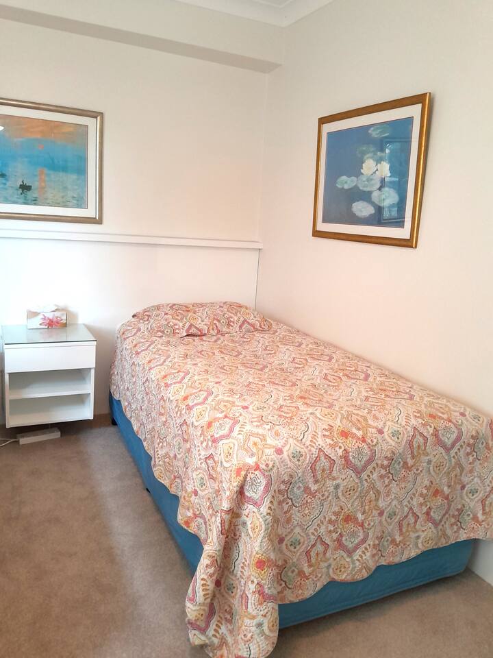 سرير مفرد كبير وكرسي بذراعين ومكتب مع كرسي.
مكيف هواء في الغرفة.