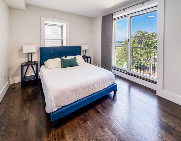 (DR52) Spacious 6 bed, Close to City, Roof deck! gallery image 3