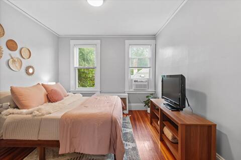 Quiet & Cozy 2bdrm | Wifi, Laundry, Free Parking