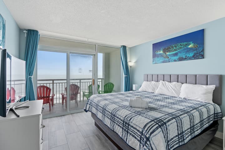 Მთავარი საძინებელი ოკეანისპირა ხედით და მიმაგრებული აივნით