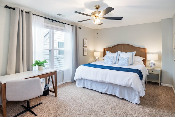 Dormitorio tamaño king 2: ubicado en el segundo piso, que incluye un segundo espacio de trabajo y un televisor de 55". El baño del pasillo son pasos de distancia.