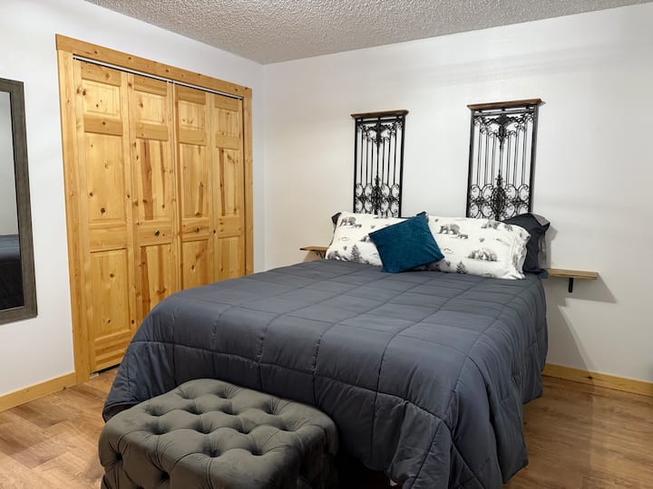 חדר השינה השלישי נמצא למטה ויש בו מיטת קווין סייז נוחה.