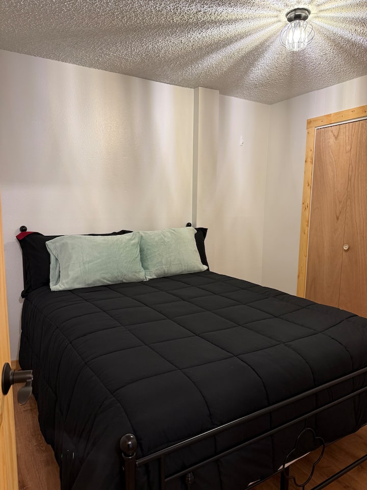 חדר השינה הרביעי הוא פינה נעימה ושקטה למטה. 