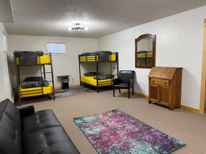 אזור שינה מס '5 הוא חלל פתוח ומהנה למטה עם 3 מיטות קומתיים נוחות XL, פינת ישיבה ומזכירה שנפתחת לחלל עבודה חמוד. בשולחן הקצה הקטן יש גם מטענים לטלפון נייד USB! 