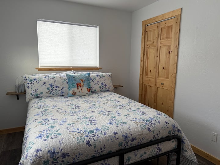 בחדר השינה השני למעלה יש נוף מדהים ומיטת קווין סייז נוחה.