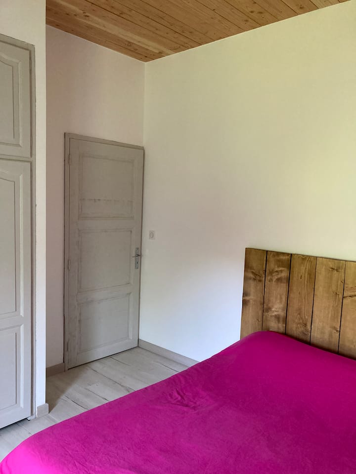 Spavaća soba 1: krevet dimenzija 140 x 200 cm (posteljina je uključena), kao i ormar za odlaganje vaših stvari (prostor za vješanje) i kovčega. Sobe su opremljene roletnama.
