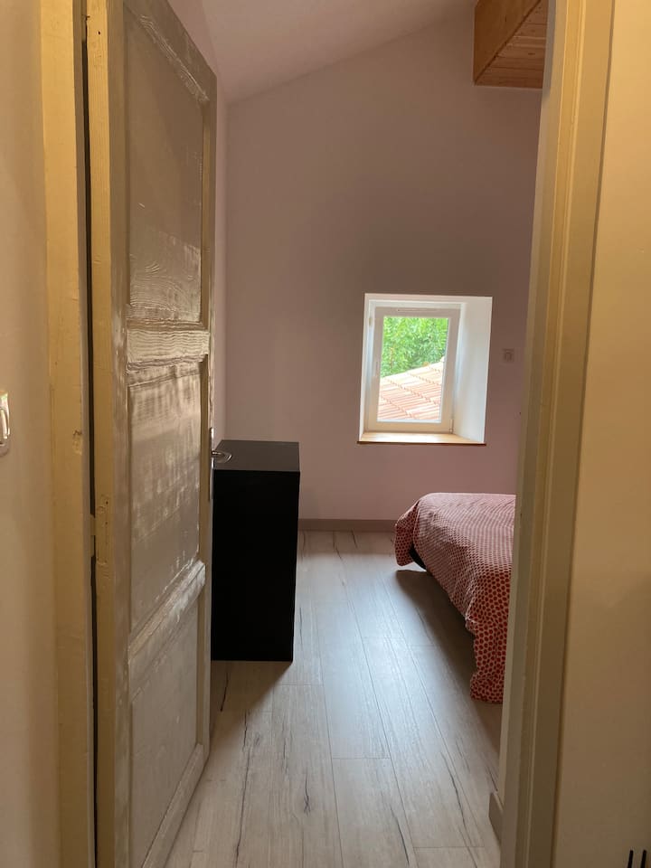 Spavaća soba 2: krevet dimenzija 140 x 200 cm (posteljina je uključena), kao i ormar u koji možete odložiti svoje stvari (prostor za vješanje) i kovčege. Sobe su opremljene roletnama.