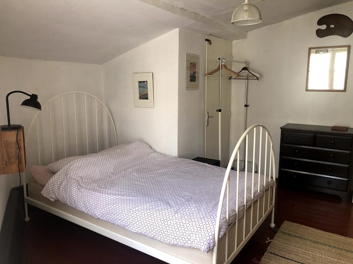 Tercer dormitorio con cama de 120 cm. En el primer piso dentro de la cocina.