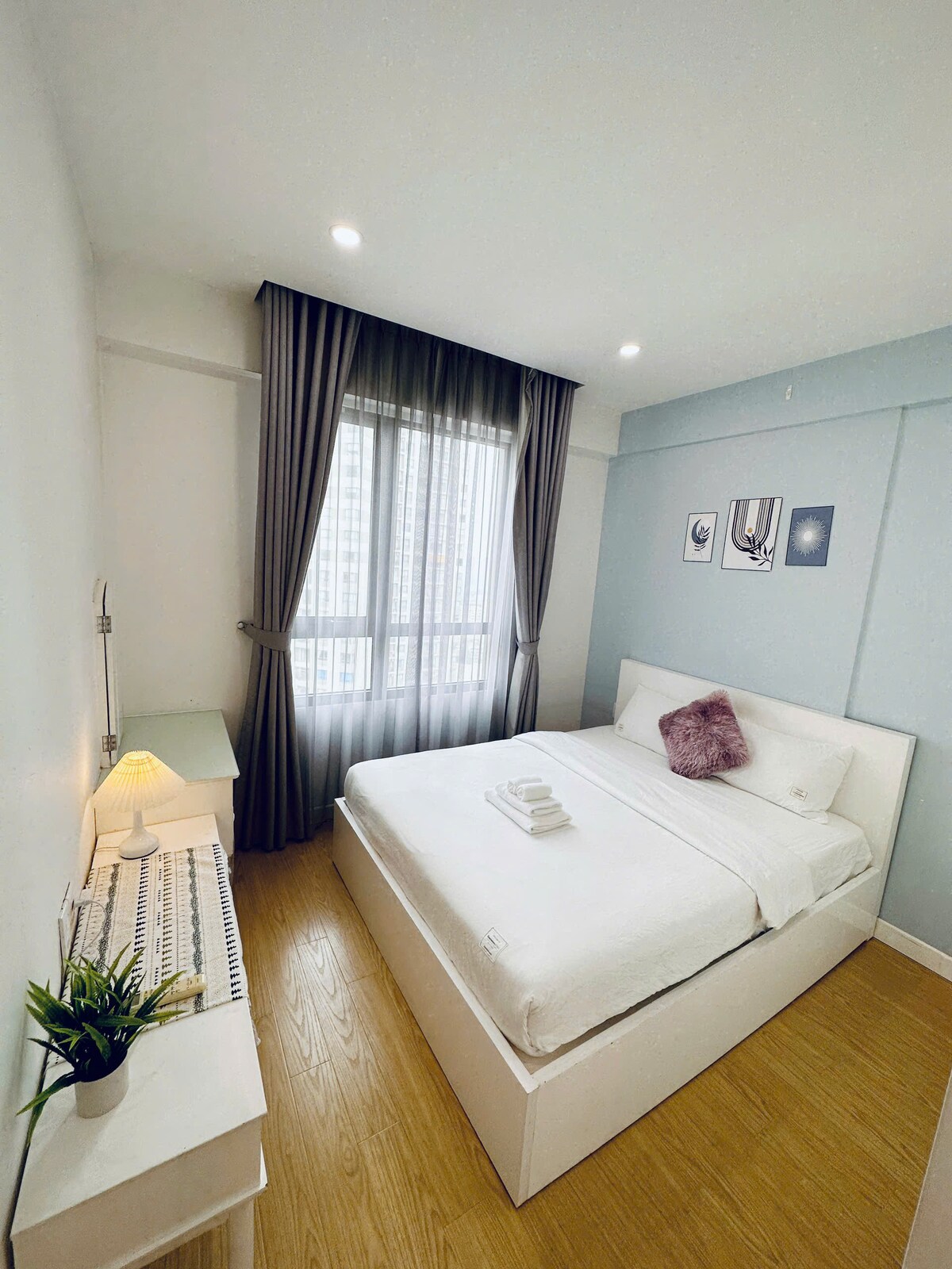 Chumba kikuu cha kulala chenye meza ya kuvaa, kabati la nguo...