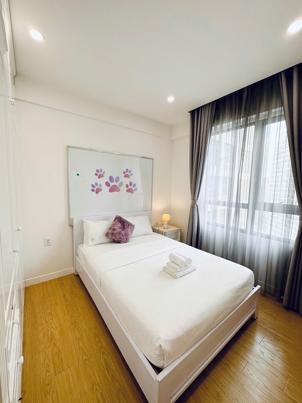 Chumba cha 2 cha kulala kilicho na kabati la nguo, kichupo kando ya kitanda