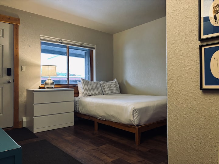 Chumba cha kulala cha tatu kina kitanda kipya cha malkia, kifua cha droo na kabati kubwa lenye rafu za kuhifadhia skii kwa seti 6 za skis na rafu.