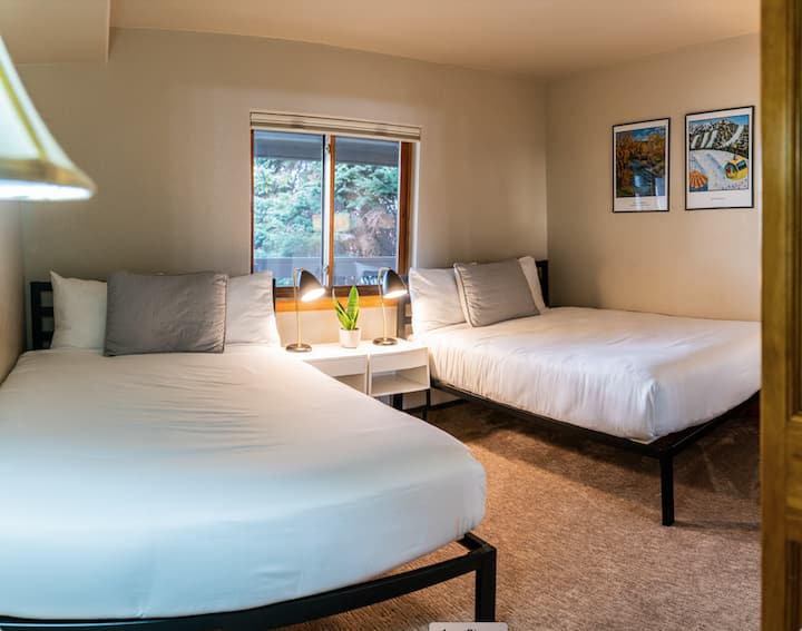 Chumba cha kulala cha pili kina vitanda viwili kamili, kifua cha droo na kabati lenye rafu.