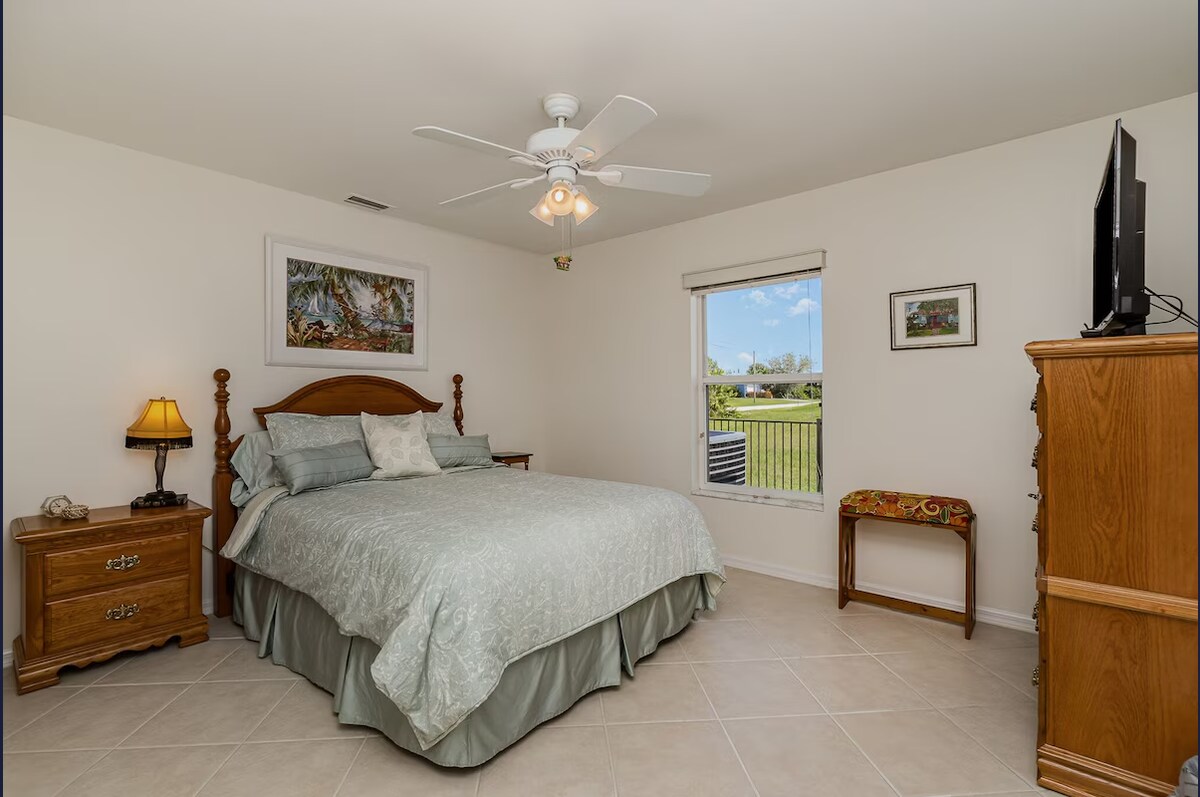 Prostrana spavaća soba s bračnim krevetom