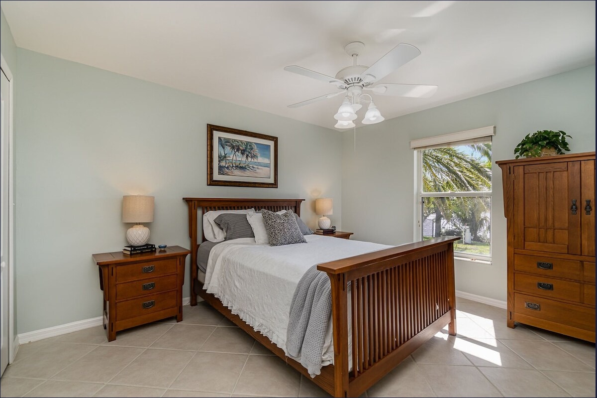 Prostrana soba s bračnim madracem i pogledom na obalu