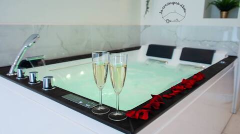 L'émeraude – Cocon Amoureux #Balcony with hot tub, air conditioning