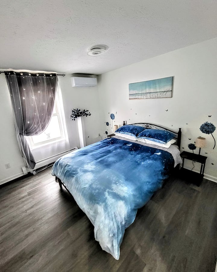 - ☆ Dormitorio 2 (dormitorio Queens): encuentra consuelo en el dormitorio 2, amueblado con una acogedora cama tamaño queen.