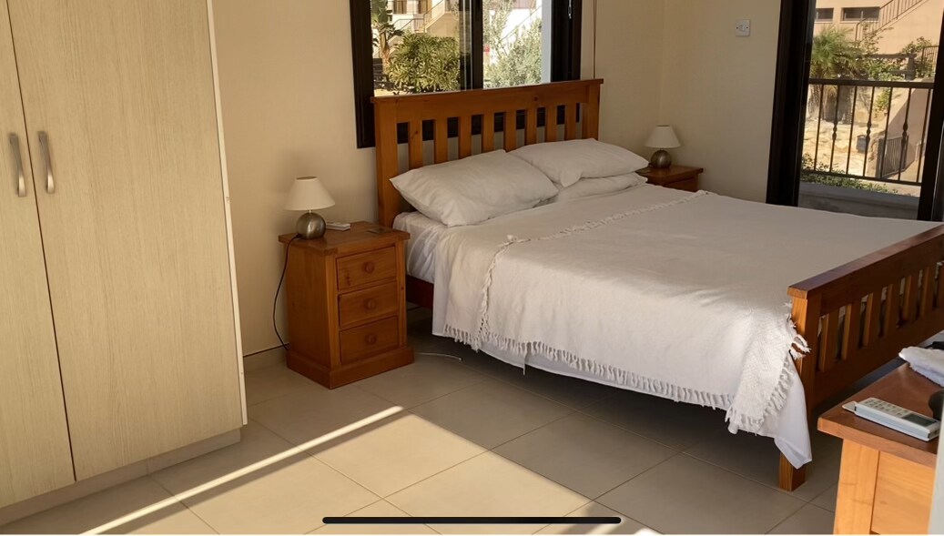 El dormitorio principal tiene una cama tamaño king en suite con lámparas de ambiente, aire acondicionado junto con ventilador de techo y una gran terraza orientada al sur que es una trampa para el sol durante el día y un planetario por la noche. ¡Si te quedas, nadie te encontrará!