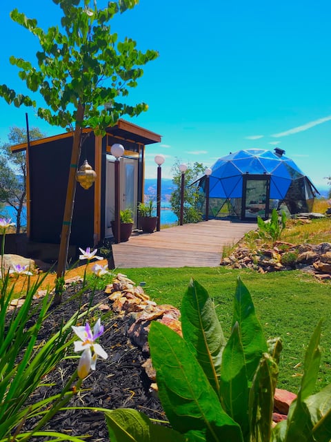 Glashaus: The Luxurious Lakeside Retreat
