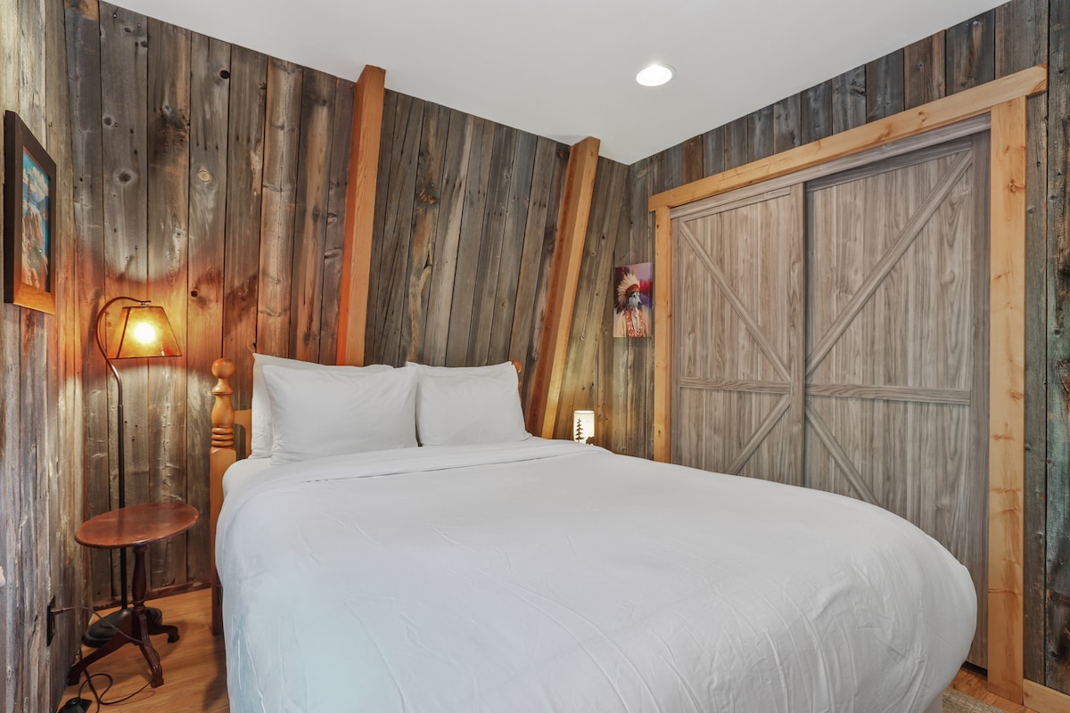 Chumba cha kulala cha ghorofa ya chini, kitanda cha ukubwa wa Queen. Kiti cha juu kilicho kwenye kabati.