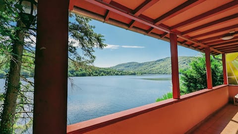 House with private access to the lake