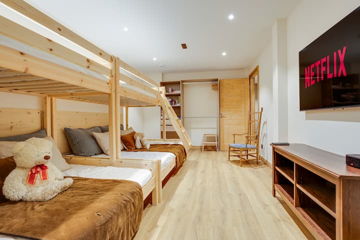 Perfecta para niños o jóvenes de corazón, esta cómoda habitación con literas cuenta con camas resistentes y cómodas con sábanas suaves e iluminación cálida.
