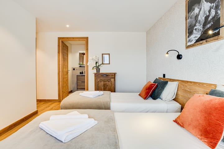 Esta habitación luminosa y acogedora con baño privado cuenta con dos cómodas camas individuales, perfectas para amigos o familiares. 
