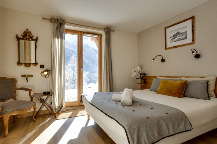 Relájate en una habitación doble serena con baño privado con una cama cómoda con sábanas suaves y una decoración inspirada en la montaña. Los grandes ventanales dejan entrar la luz natural y ofrecen tranquilas vistas del Mont Blanc. 