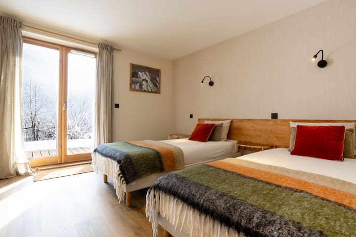 Esta habitación luminosa y acogedora cuenta con dos cómodas camas individuales, perfectas para amigos o familiares. Despierta con vistas impresionantes del Mont Blanc a través de grandes ventanales, lo que cada momento es una conexión con el majestuoso paisaje alpino.
