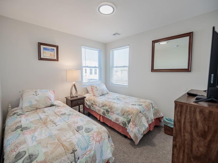 غرفة نوم تضم سريرين صغيرين