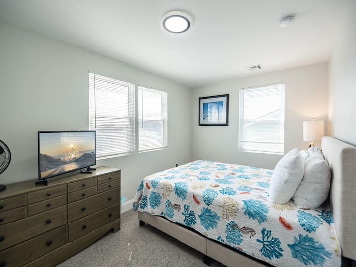 غرفة نوم تضم سرير كوين