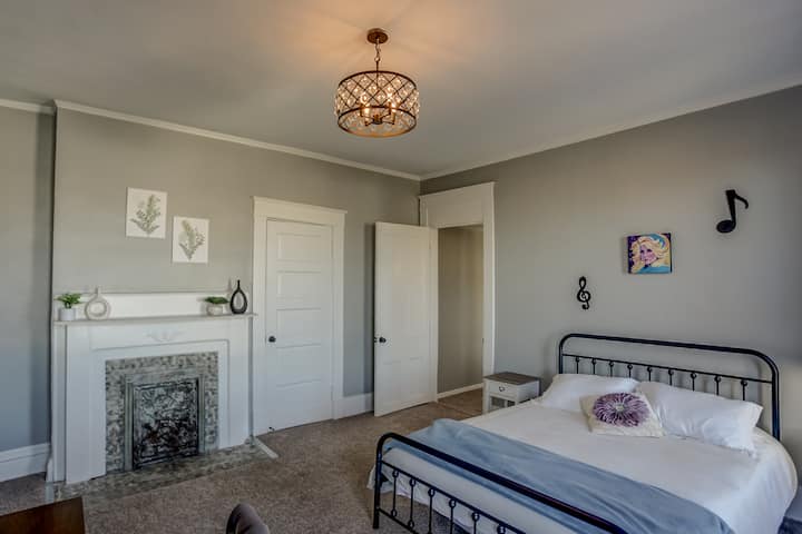 Dhoma e gjumit Dolly është shumë e madhe.  Ajo ka një tavolinë pune me hapësirë pune,  një banjë me madhësi të plotë dhe një dhomë gjumi të veçantë me dy krevate dopio shtesë dhe krevat portativ