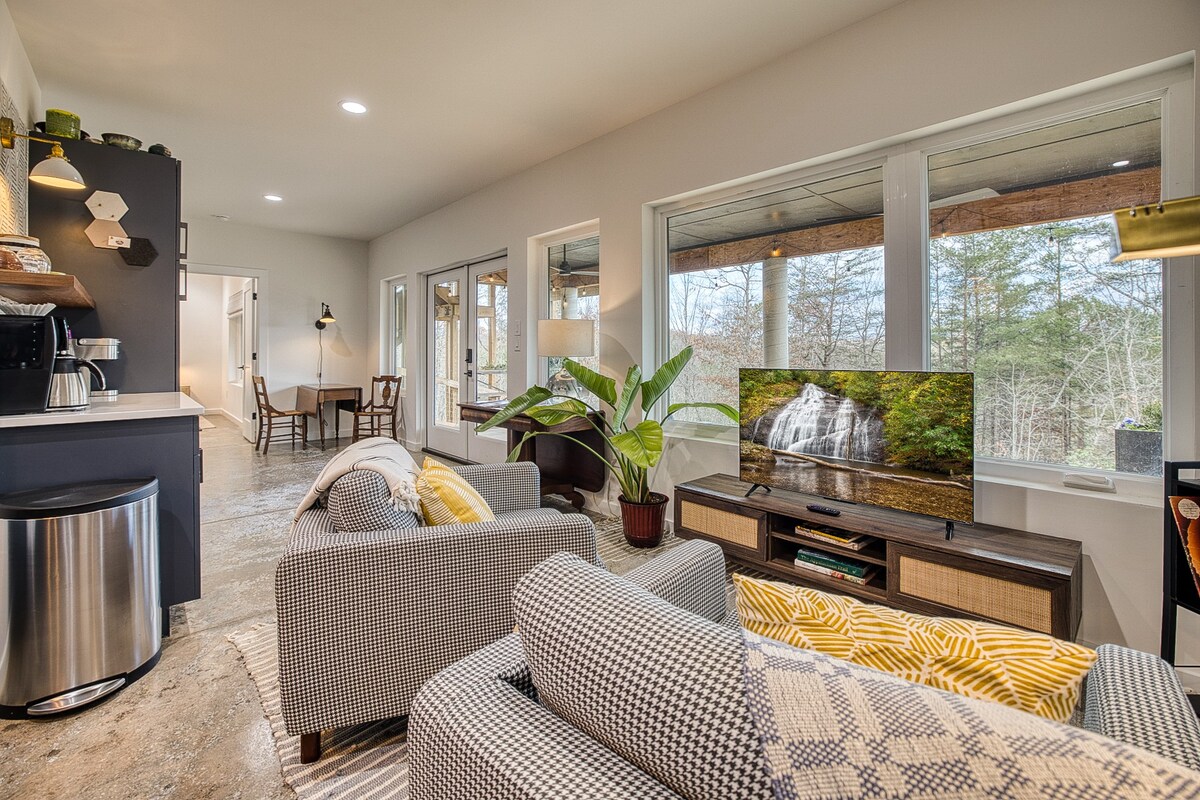 Jetesë e rehatshme me pamje të mrekullueshme nga oborri dhe oborri i pasmë.