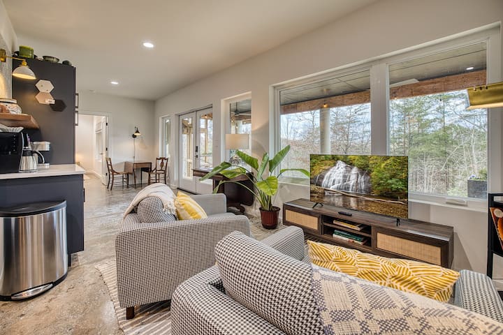 การใช้ชีวิตที่อบอุ่นมีวิวที่ยอดเยี่ยมไปยังลานบ้านและสนามหลังบ้าน