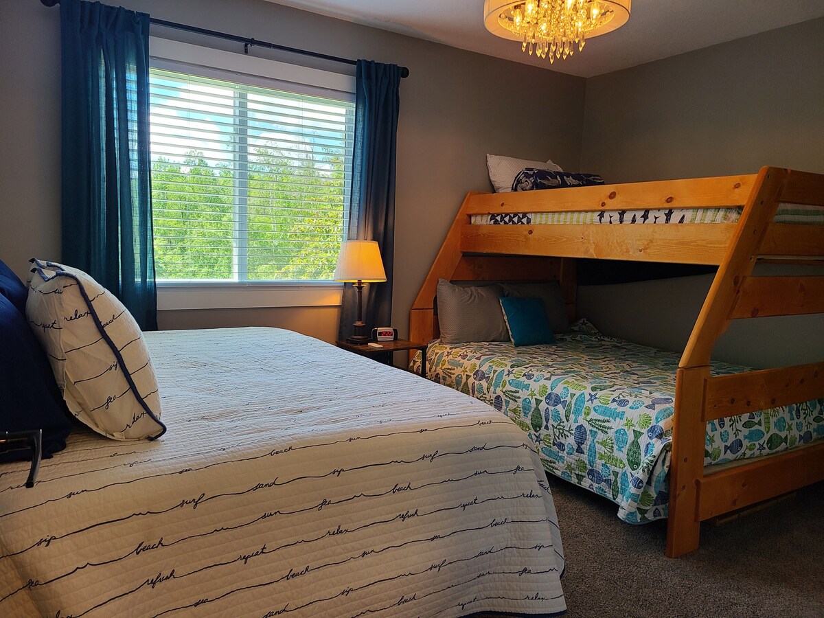 メインフロアの二段ベッドルーム-上はツイン、下の二段ベッドはフルサイズです。 追加のフルサイズベッド。