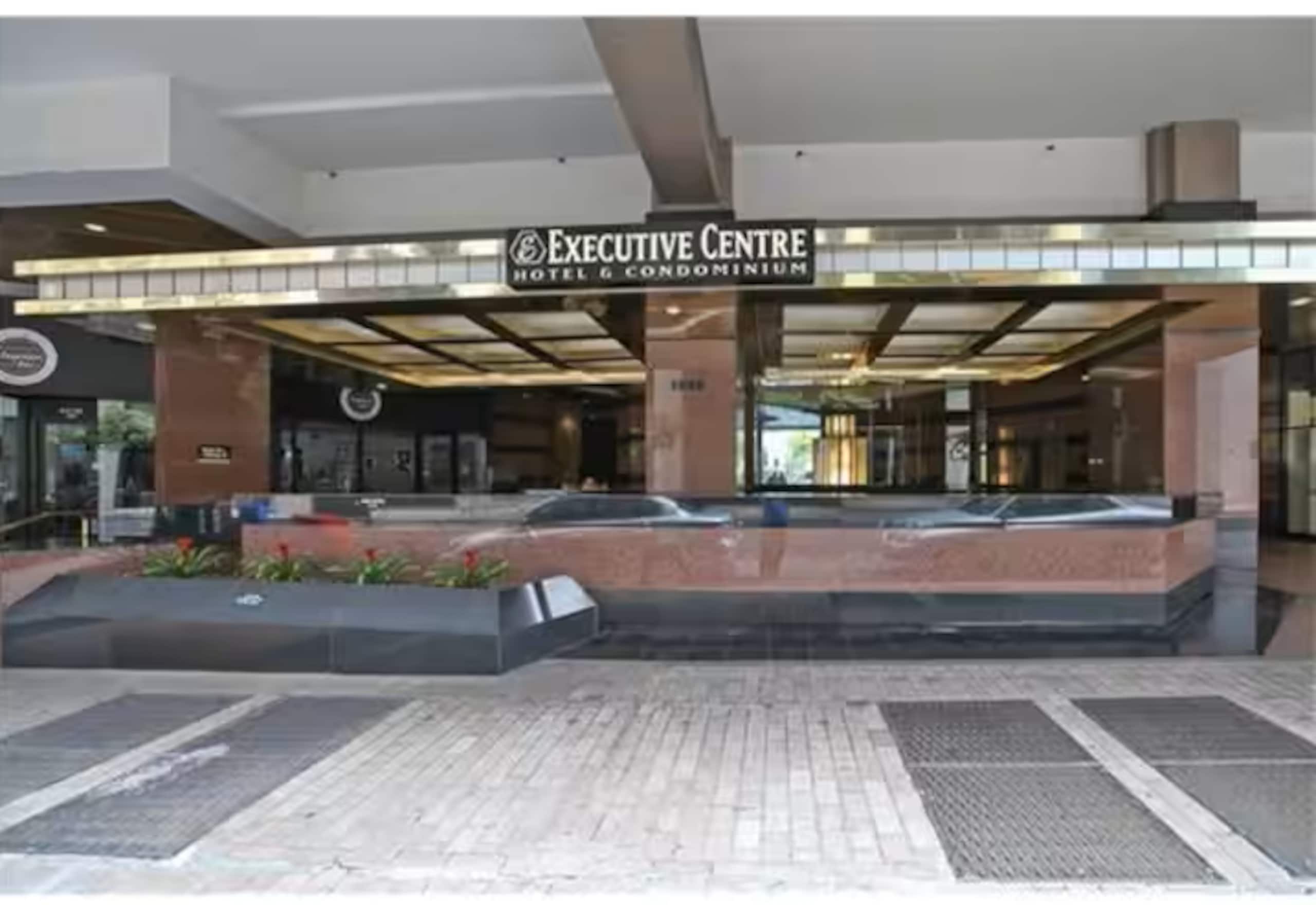 Condo in Honolulu · ★4.9 · 1 bedroom · 2 beds · 1 private bath - Image 32
